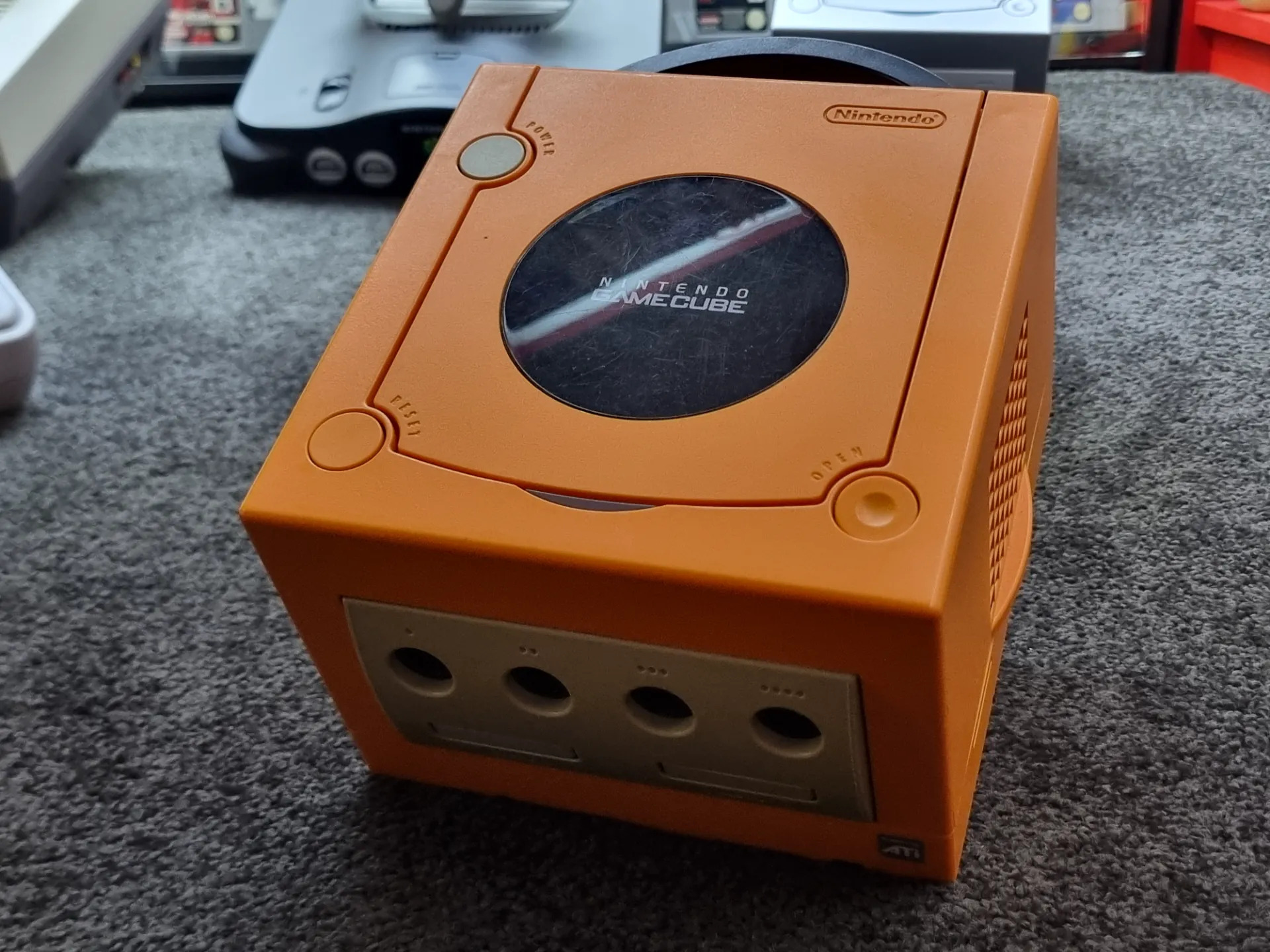 Nintendo GameCube enbart konsol på vitt displayställ framifrån