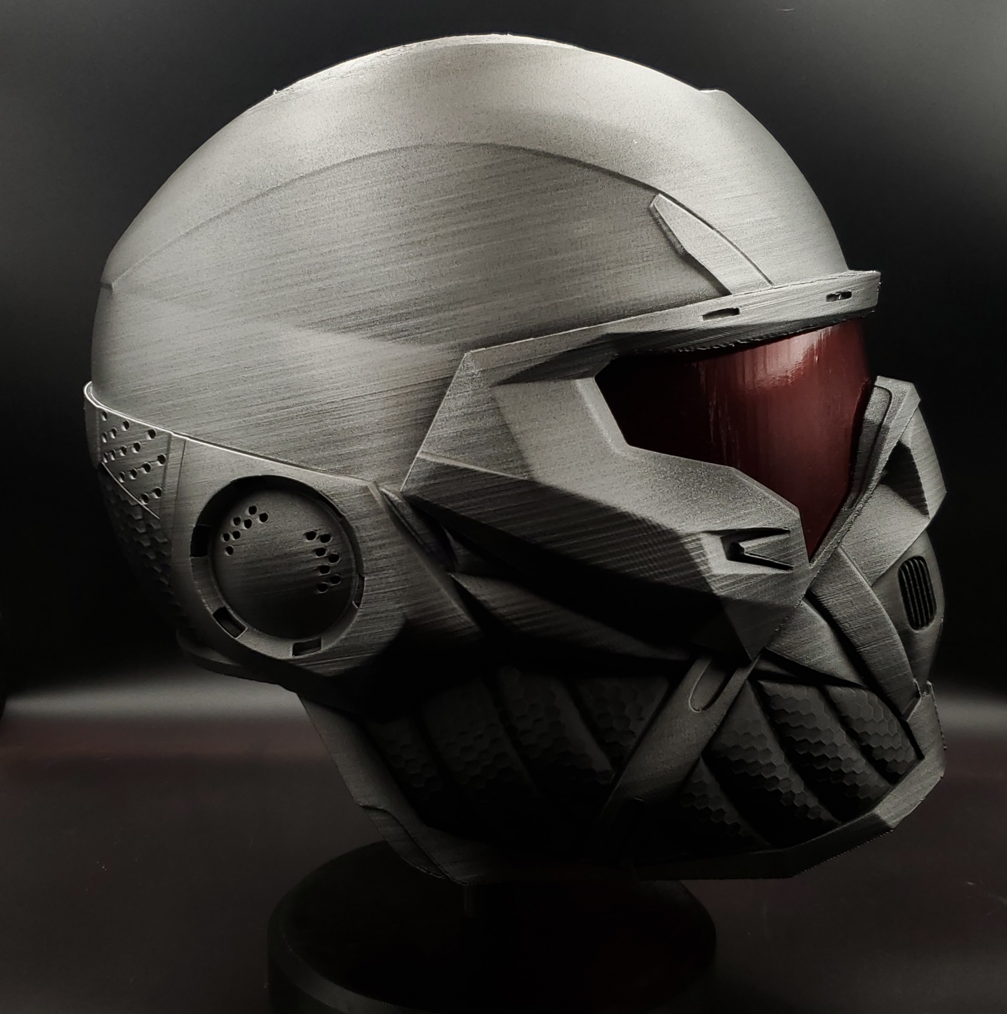 Crysis-hjälm framifrån rakt på, rött visir och andningsdetaljer