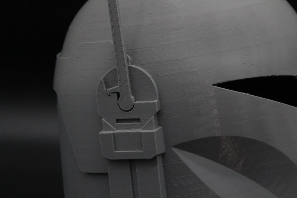 Bo-Katan Kryze-hjälm sidovy med visirdetaljer