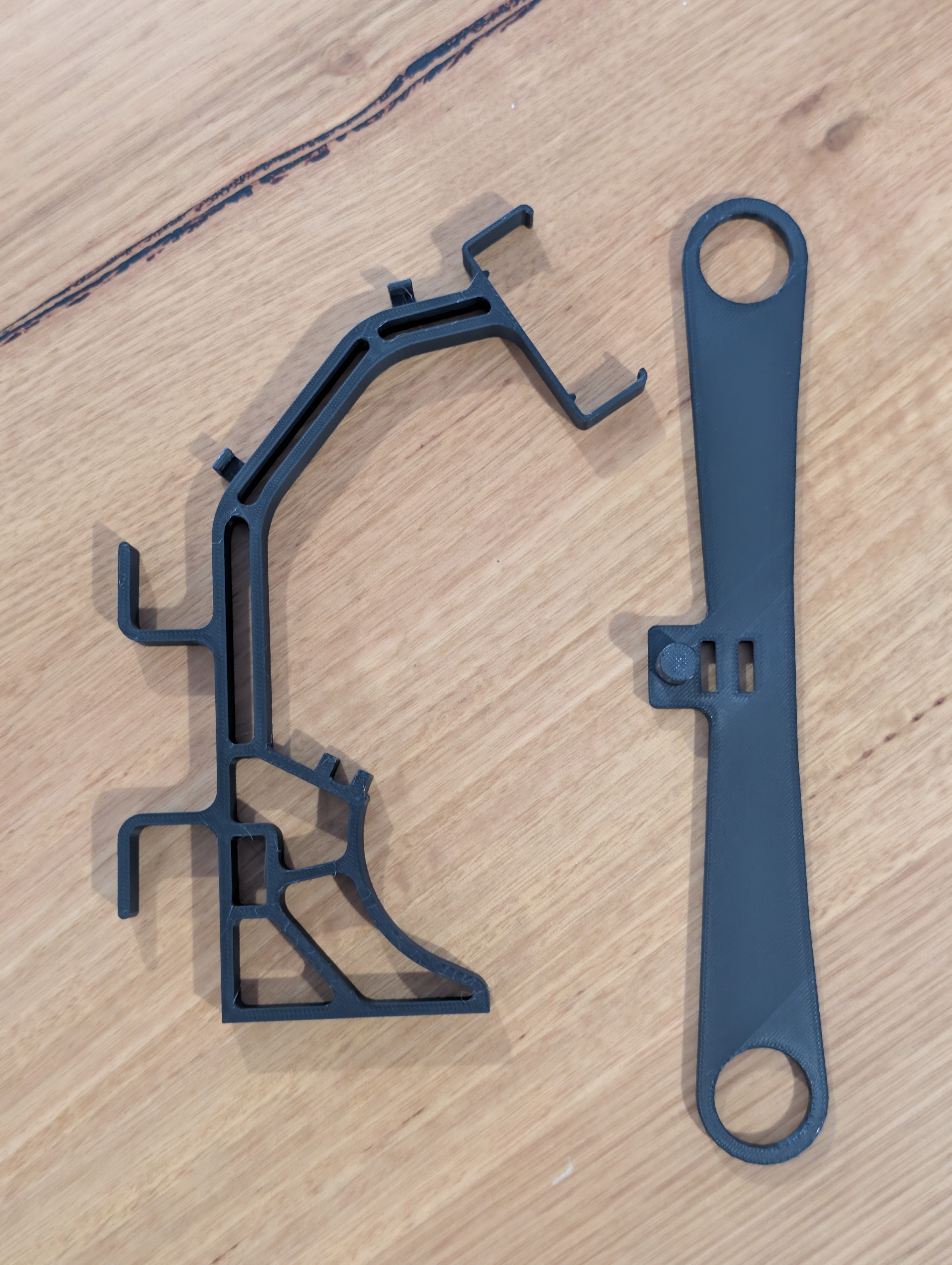 Sega Mega Drive 2 konsol framifrån på ställ – retro display med kontroller