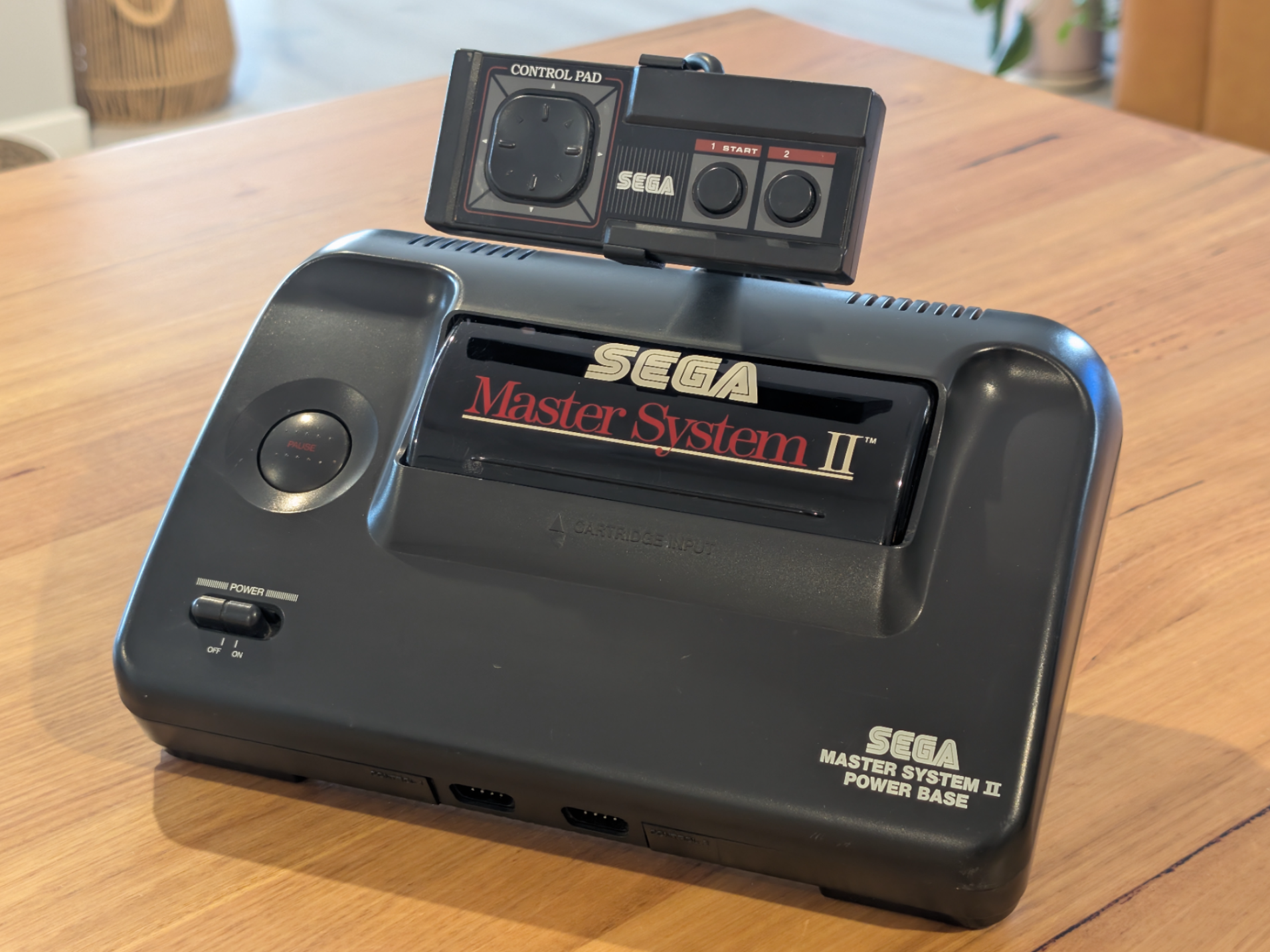 Sega Mega Drive 2 på ställ från sidan – lutande displaylage