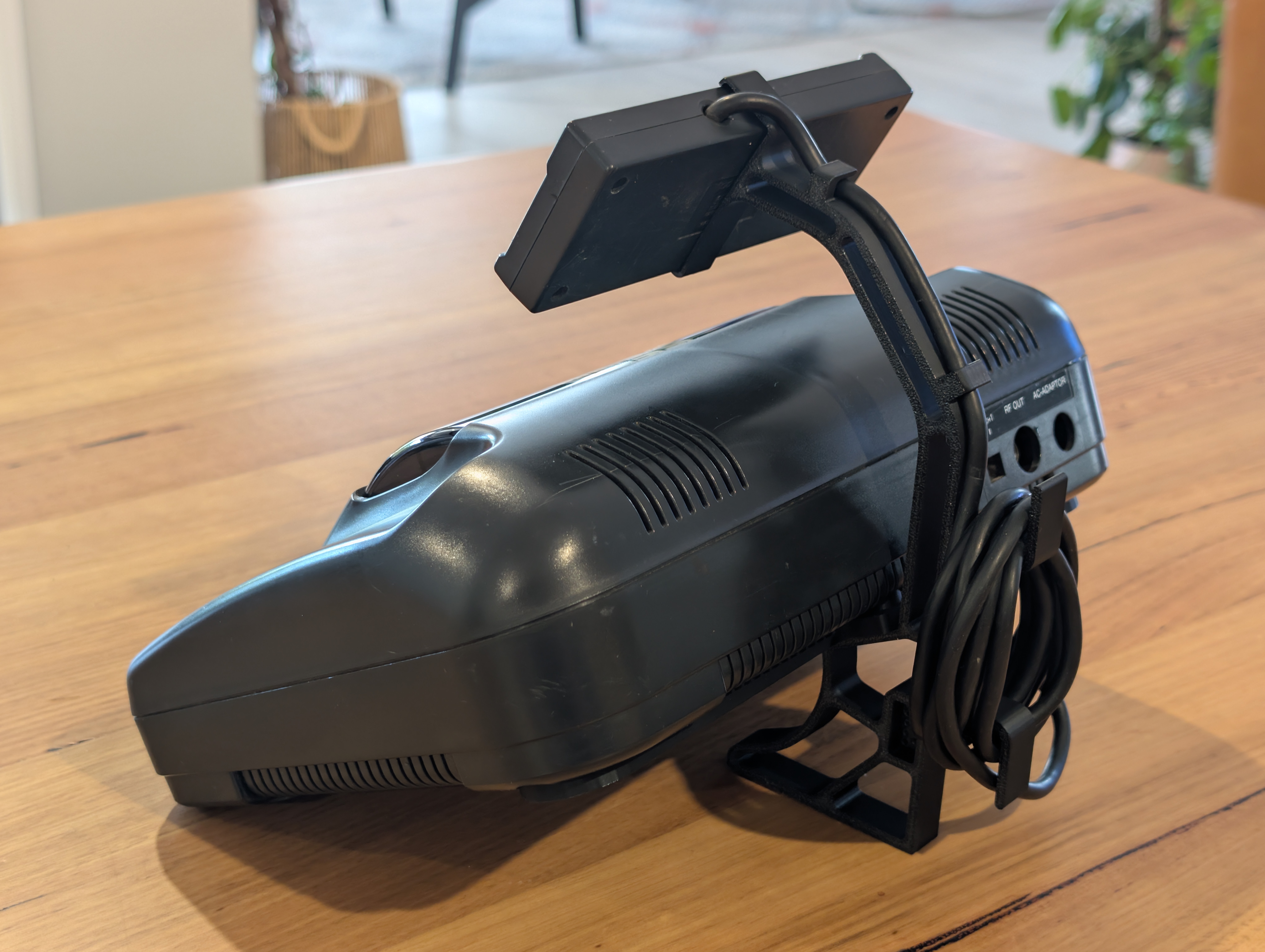 Sega Mega Drive 2 bakifrån på ställ – RF OUT och AC-ADAPTOR anslutningar synliga