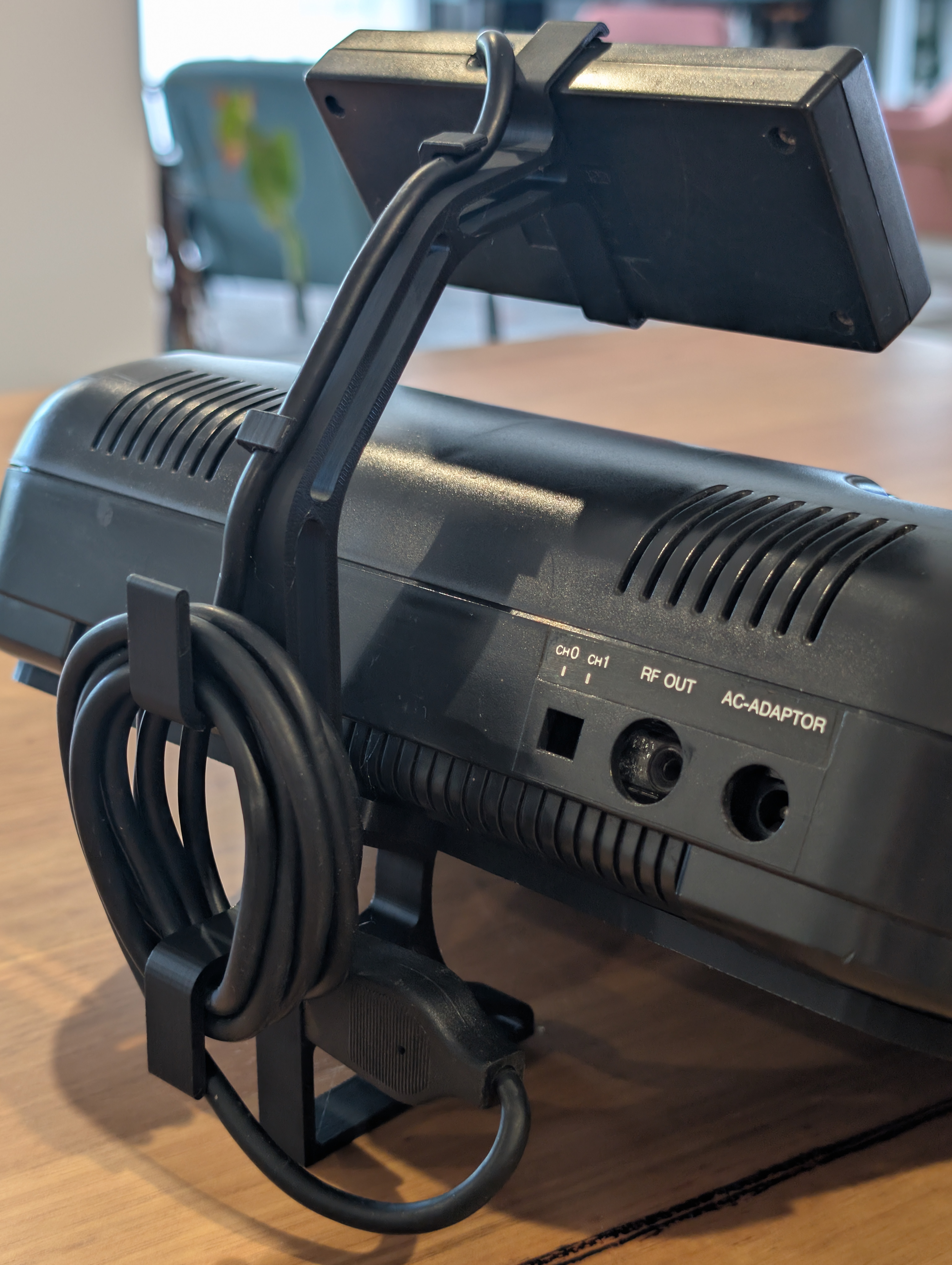 Sega Mega Drive 2 ställets delar isärplockade – bas och kontrollhållare