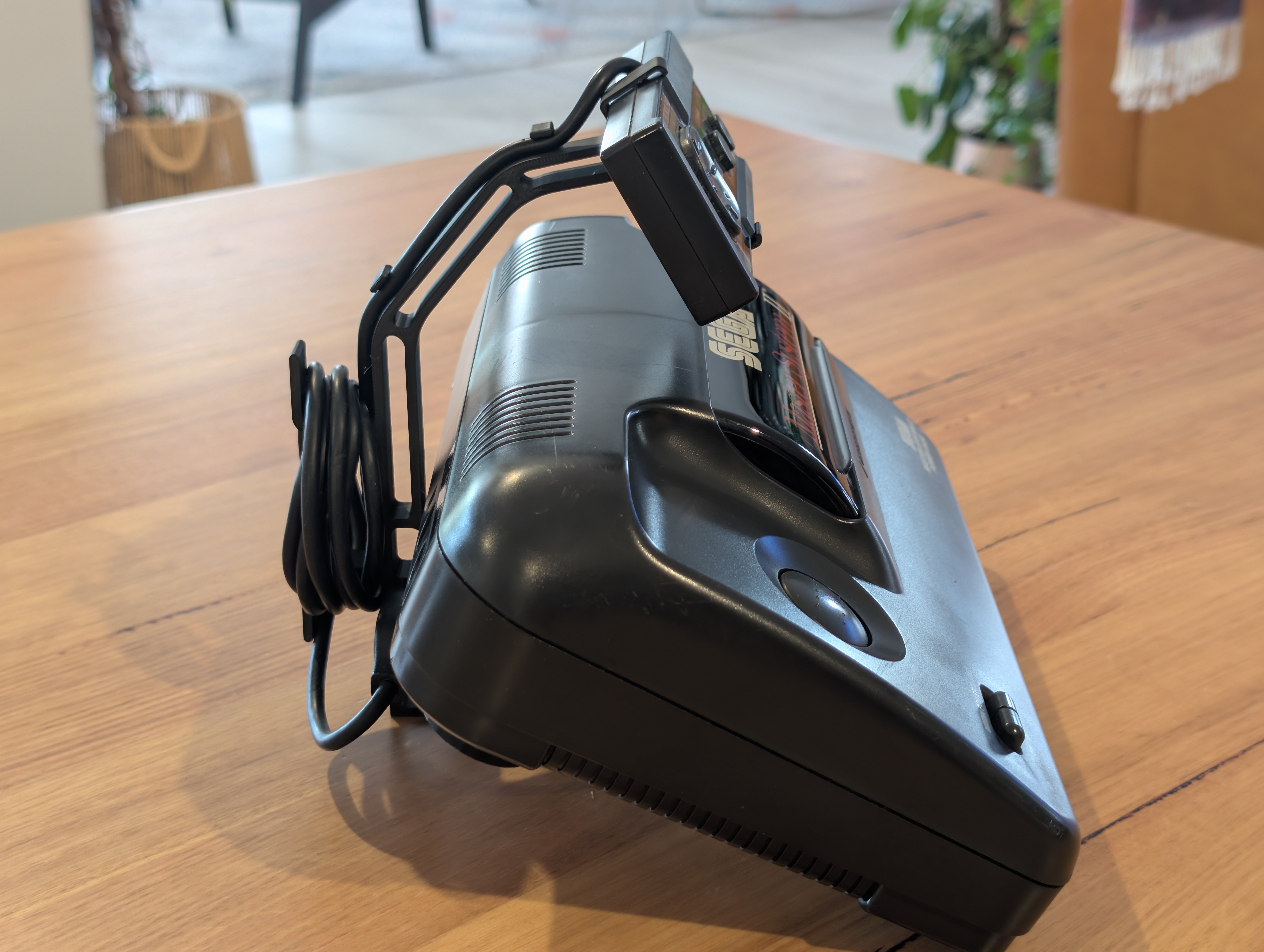 Sega Mega Drive 2 displayställ snett perspektiv – 3D-printat konsolställ