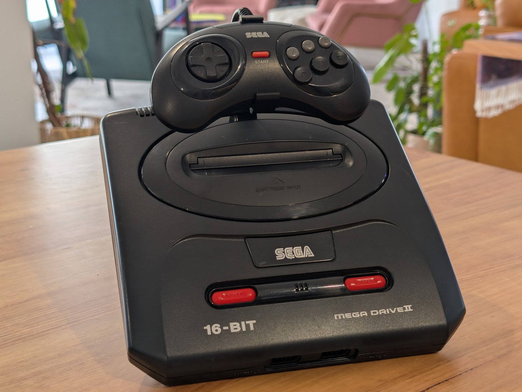 Sega Mega Drive 2 displayställ framifrån – 16-bit konsol med kontrollhållare