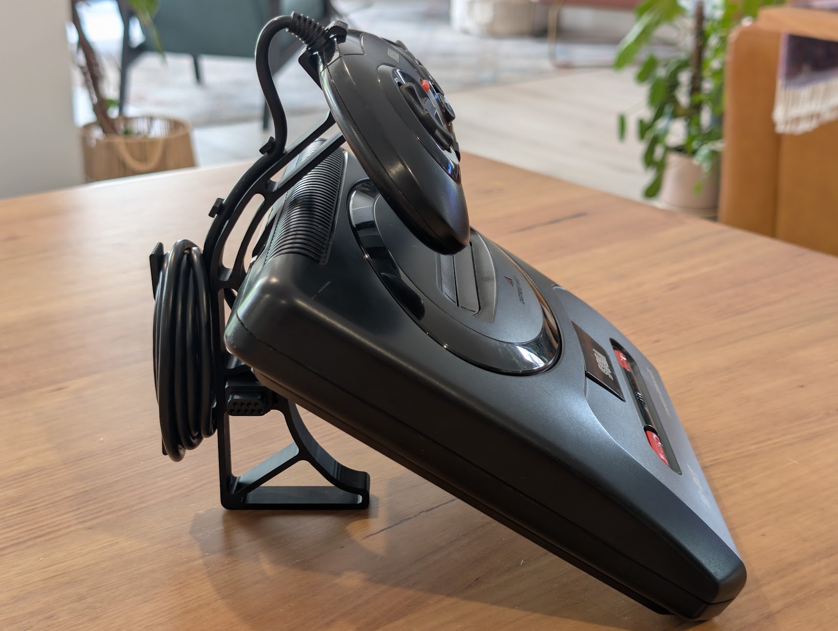 Sega Mega Drive 2 displayställ bakifrån – kablar och anslutningar synliga