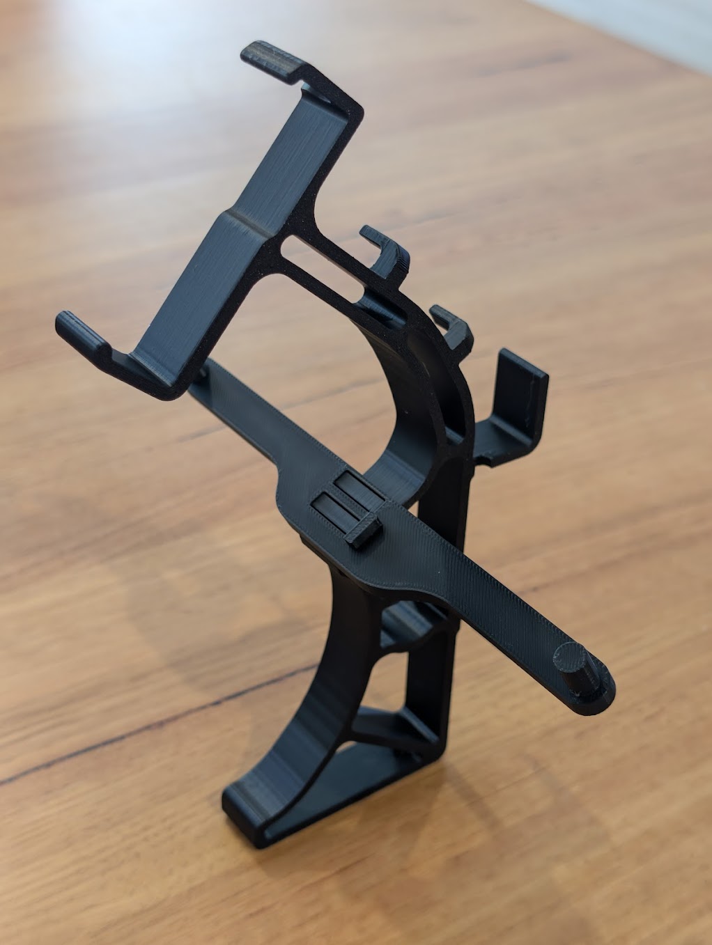 Närbild på Sega Mega Drive 2 ställets kabelvinda – håller sladden ordnad