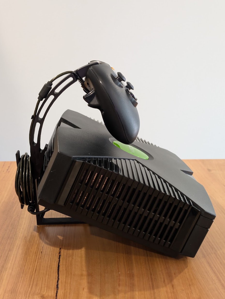 Xbox Original (konsol + kontroll) displayställ från sidan – S-kontroller monterad på armen