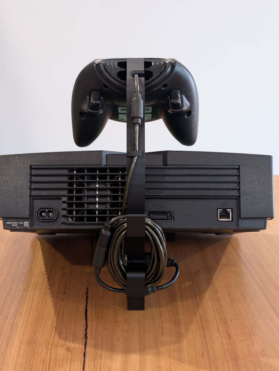 Xbox Original (konsol + kontroll) displayställ bakifrån – anslutningar och kabelvinda synliga