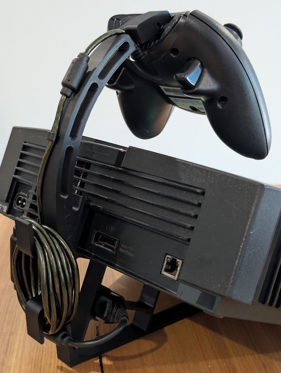 Xbox Original konsolställ från sidan – Duke-kontroller hålls av arm
