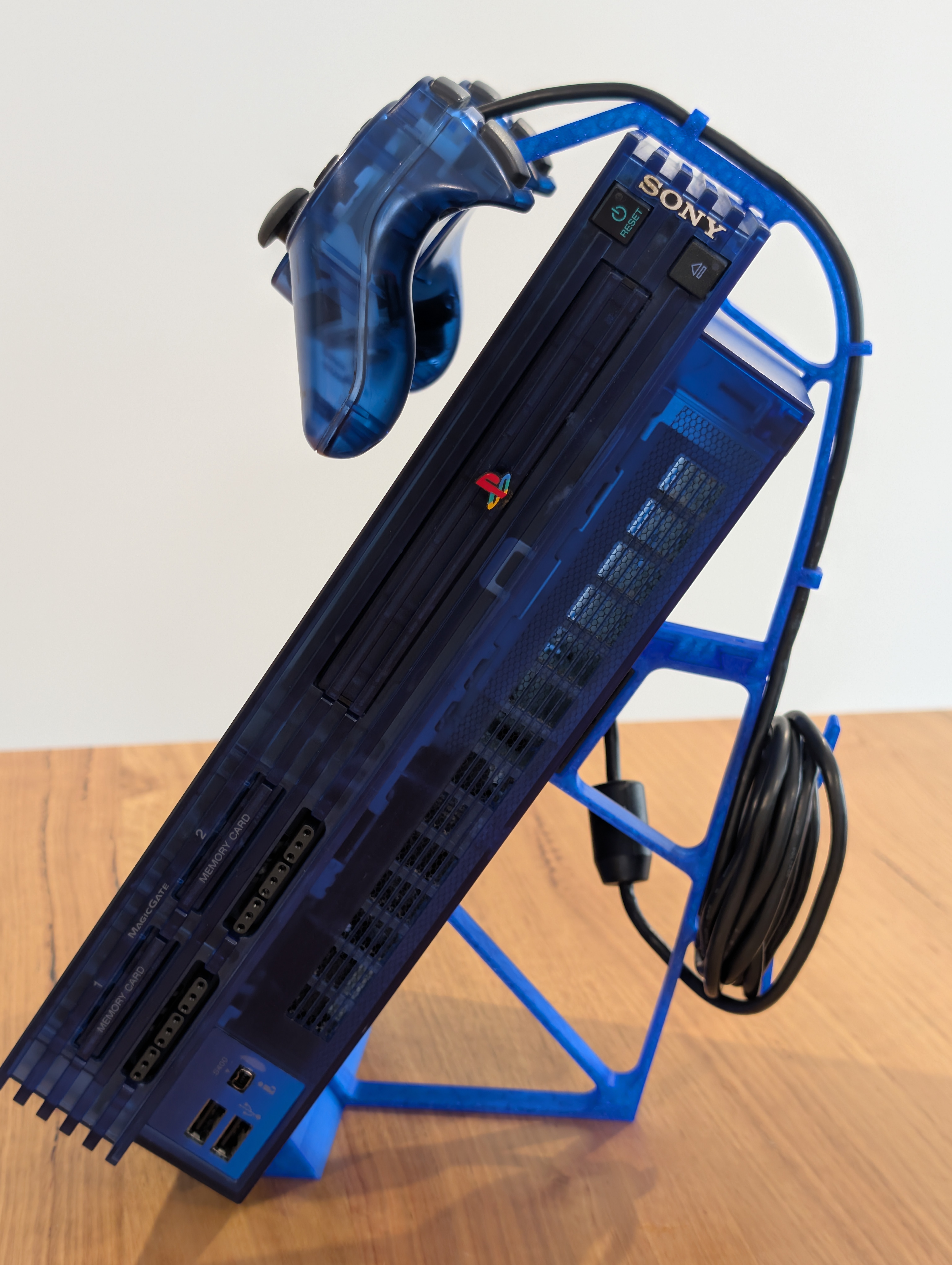 PlayStation 2 Original på blått displayställ från sidan – 3D-printat konsolställ