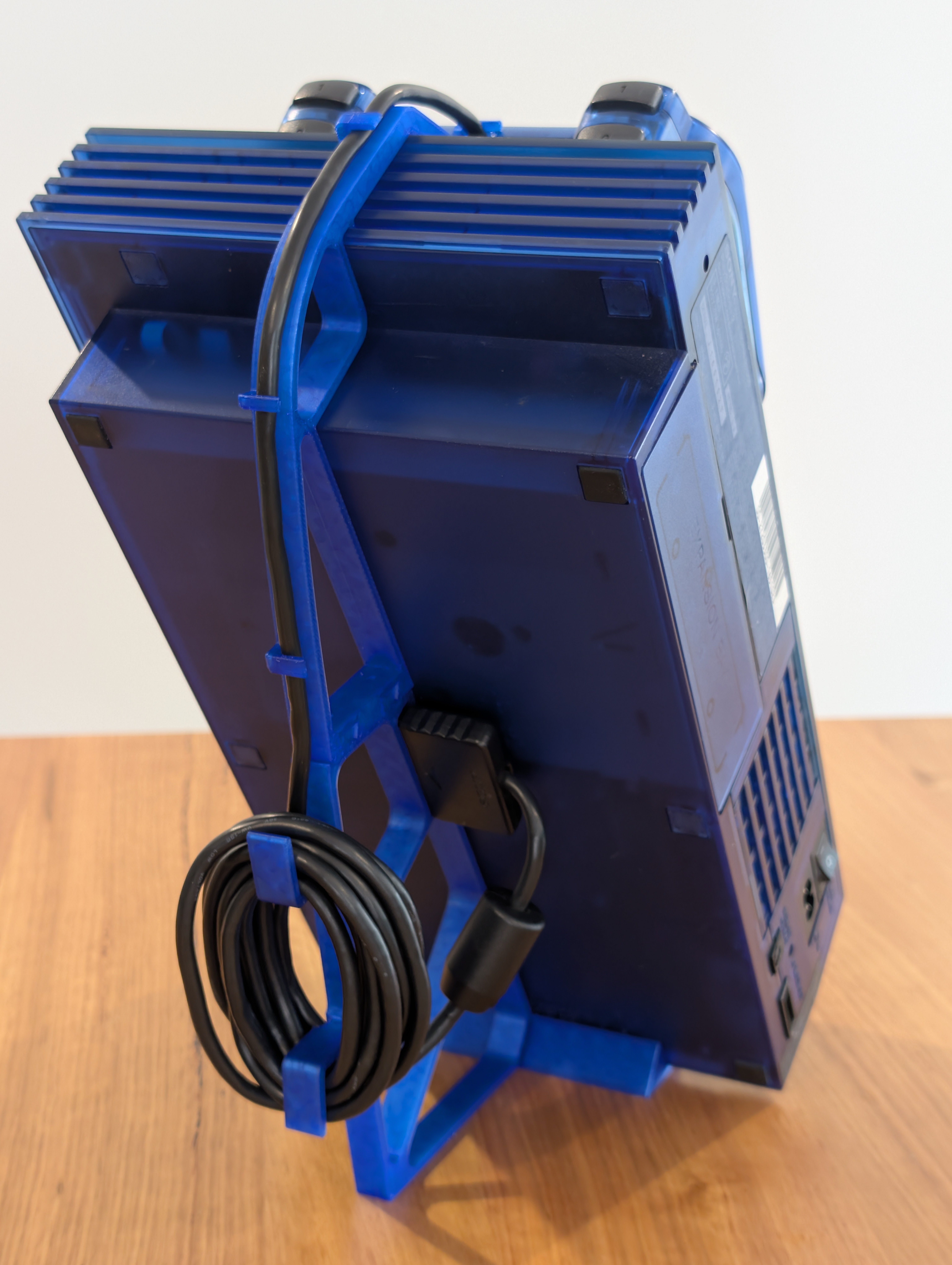 PlayStation 2 Original på blått displayställ bakifrån – kontaktanslutningar synliga