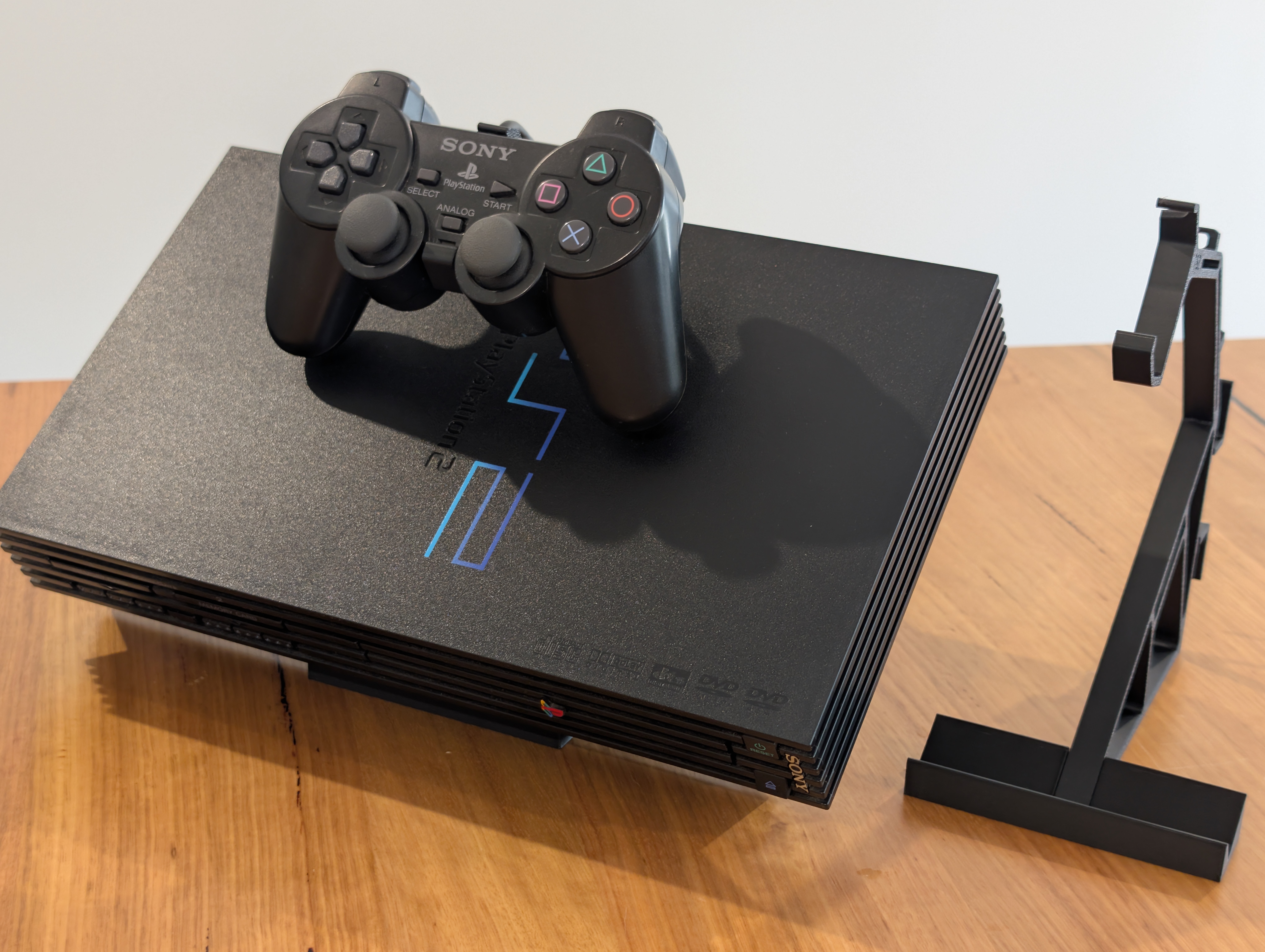 PlayStation 2 Original på svart displayställ uppifrån – lutande displayläge