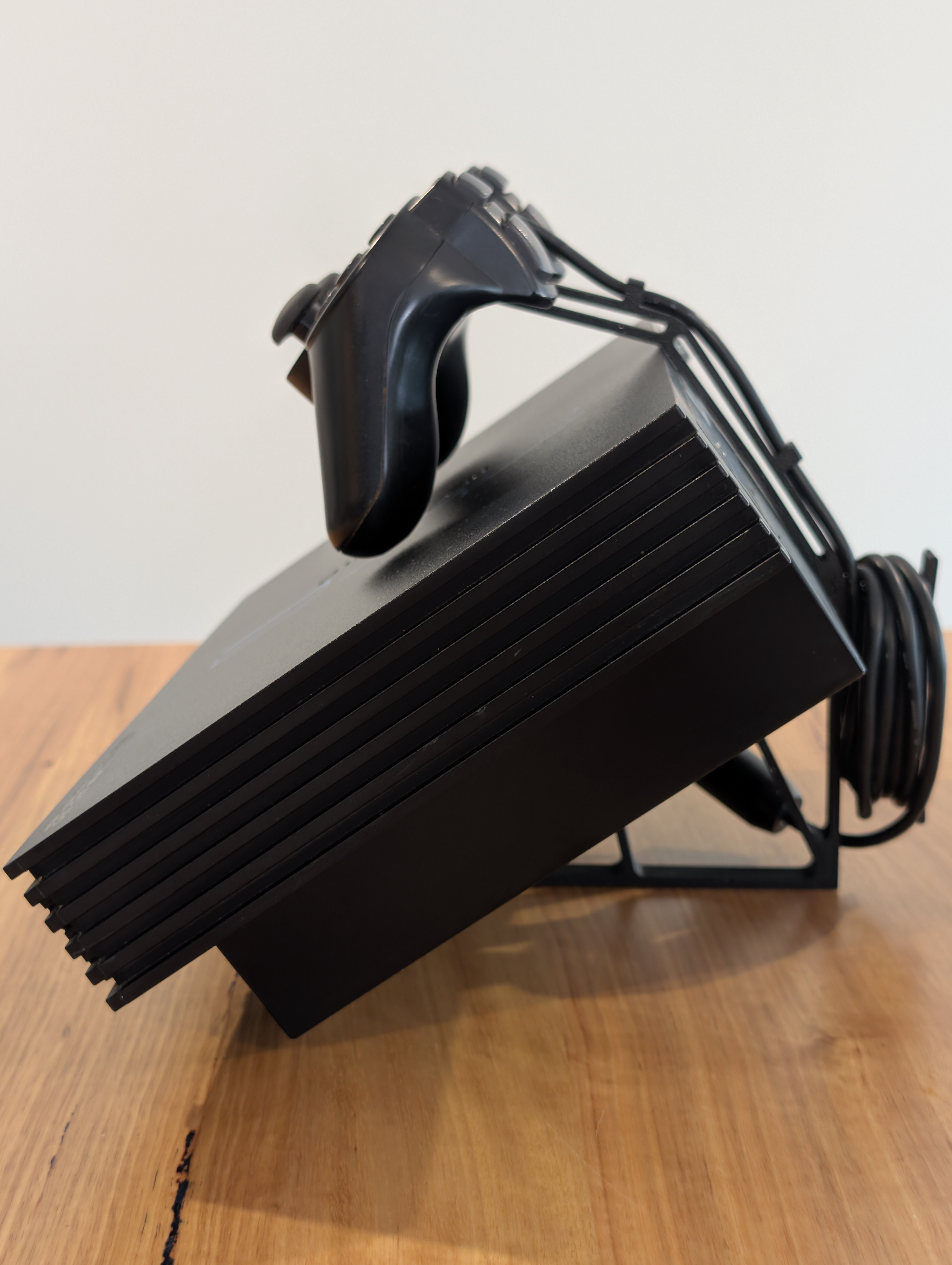 PlayStation 2 Original på svart displayställ från sidan – 3D-printat ställ