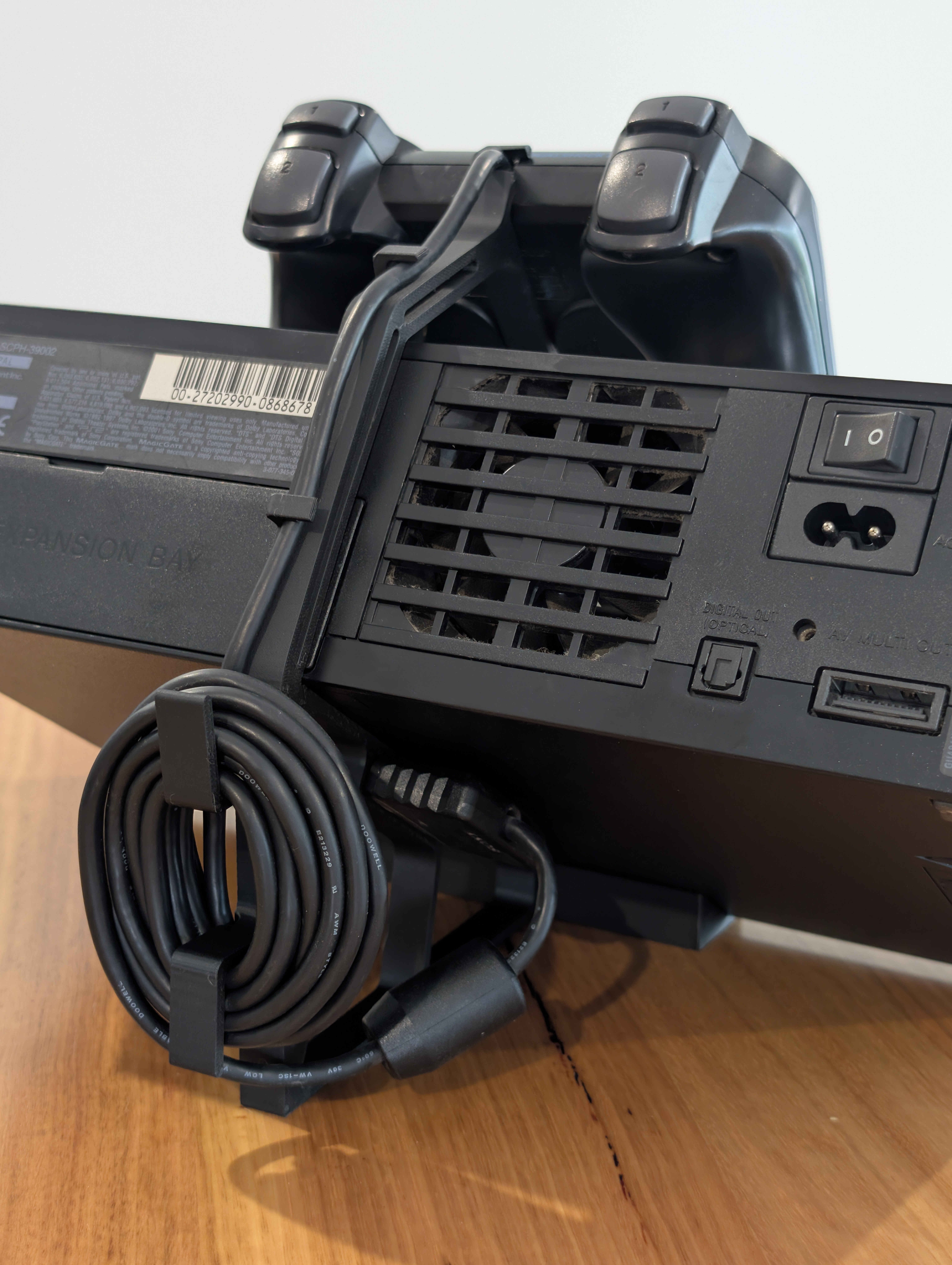 PlayStation 2 Original displayställ bakifrån – kabelvinda och bakre anslutningar