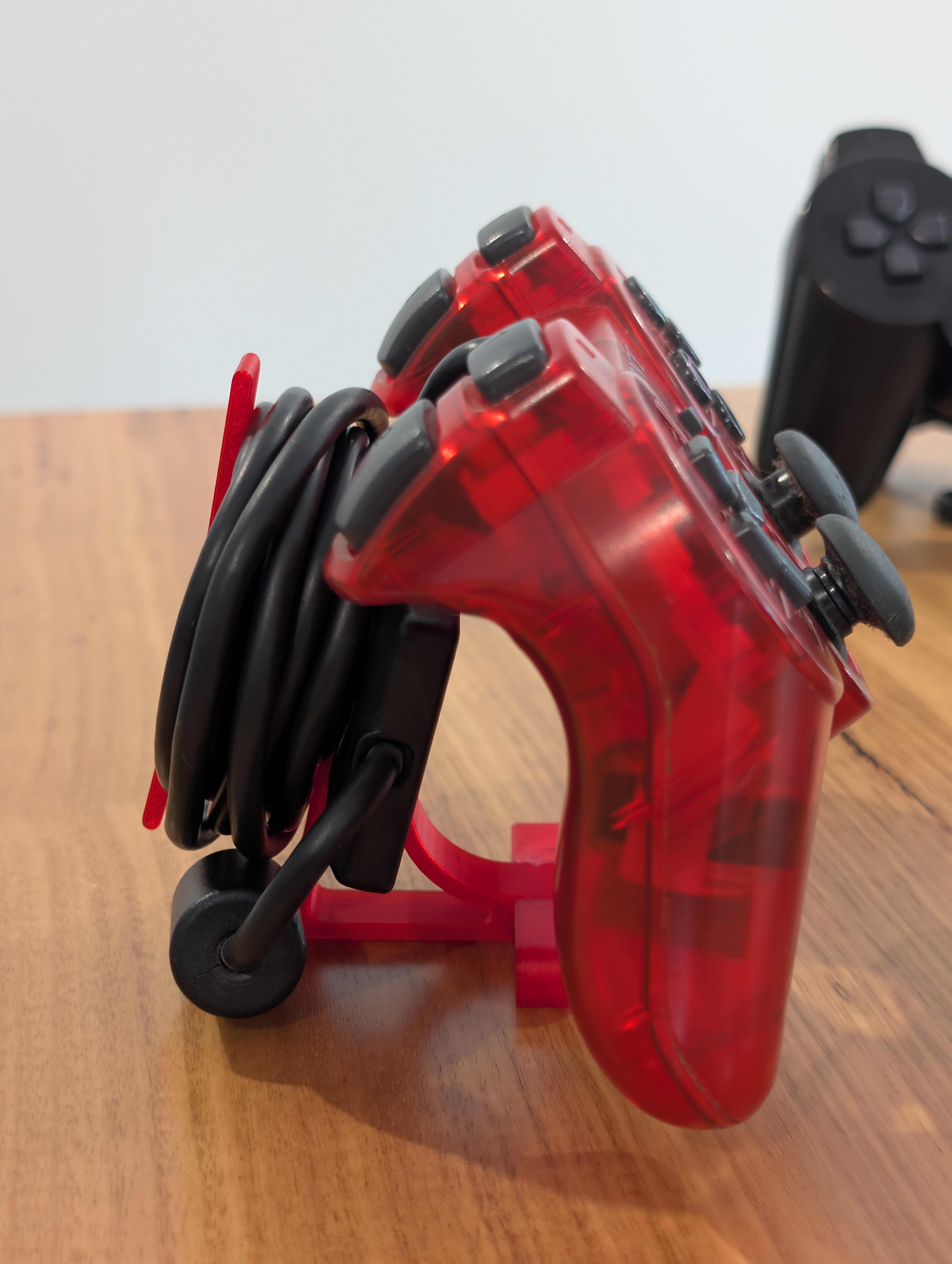 Rött DualShock kontrollerställ – 3D-printat displayställ för PS1/PS2-kontroller