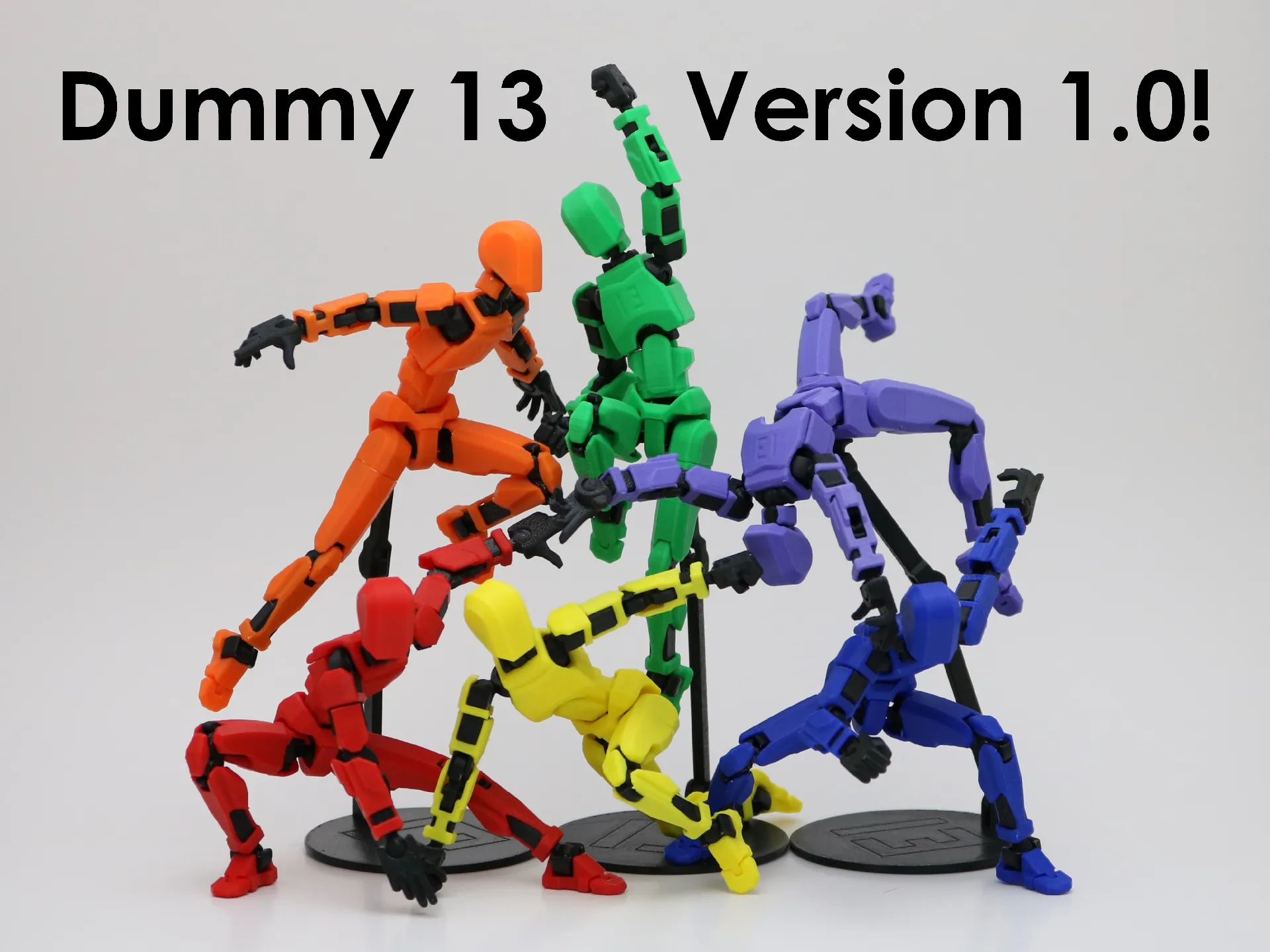 Flera Dummy 13‑figurer i olika färger i dynamiska poser med texten Dummy 13 Version 1.0.