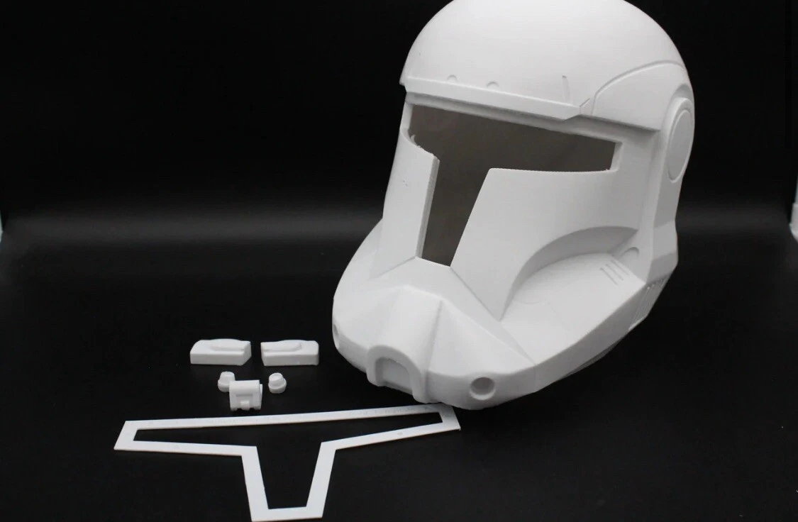 Republic Commando hjälm framifrån med visir och T-visirram utlagd – rå 3D-print