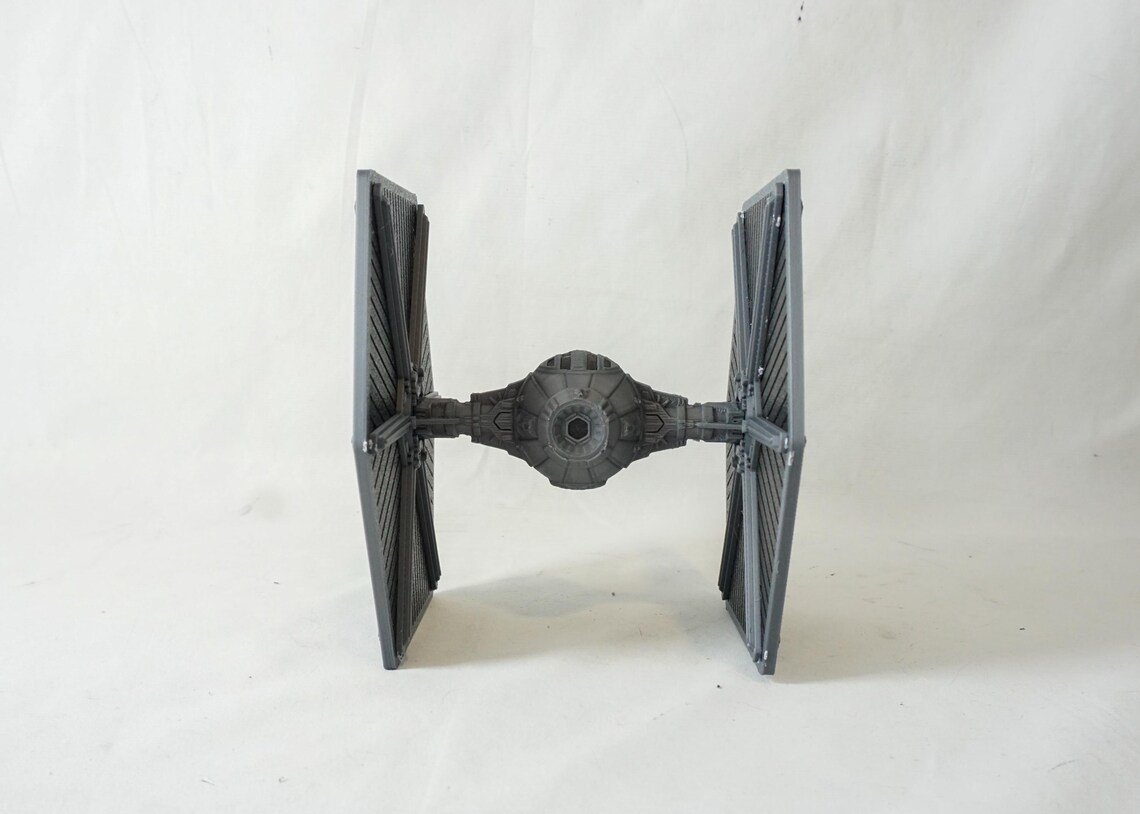 TIE Fighter‑delar på sprueplattor.