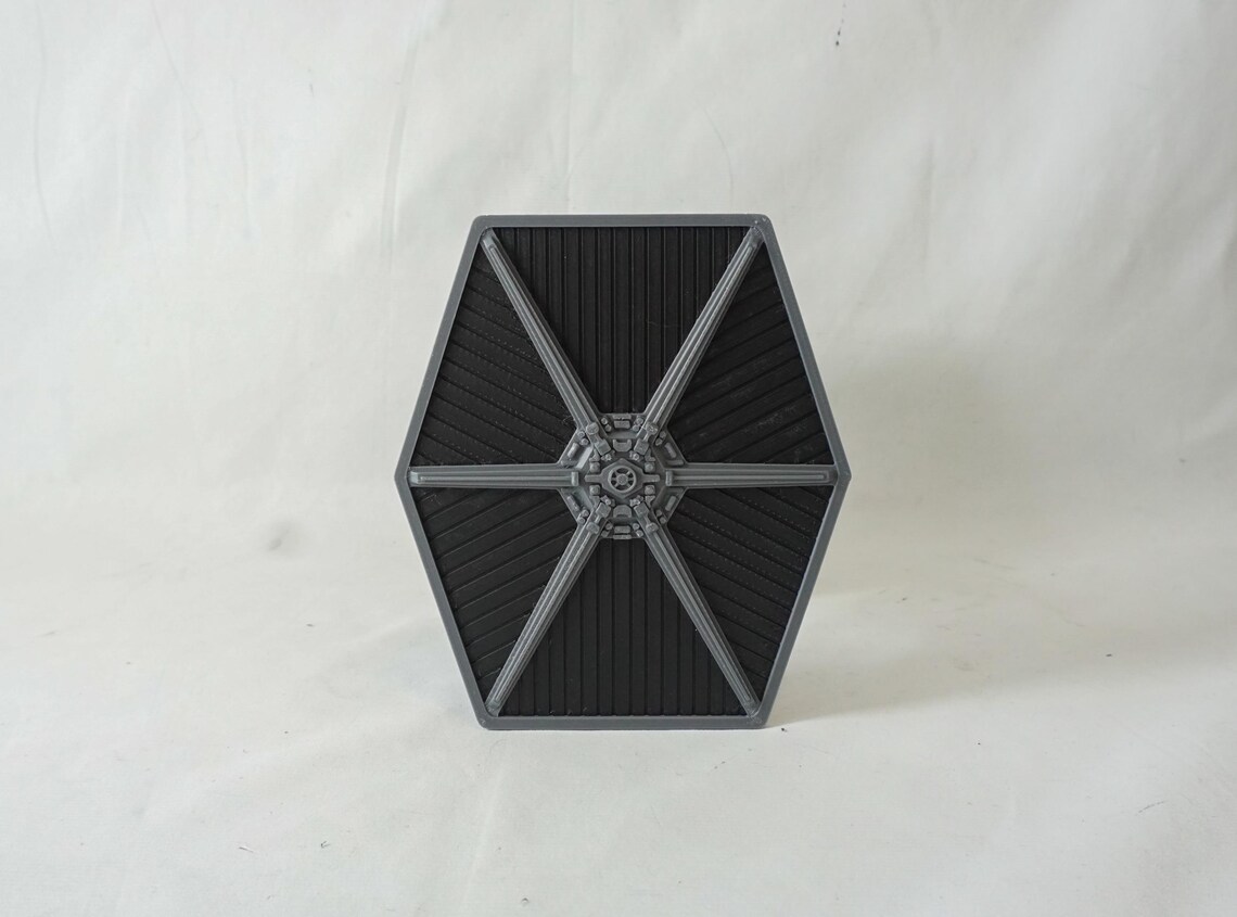 Närbild på TIE Fighter‑vinge framifrån.