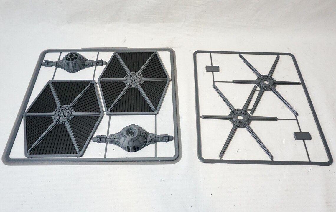 TIE Fighter från sidan med synliga vingdetaljer.