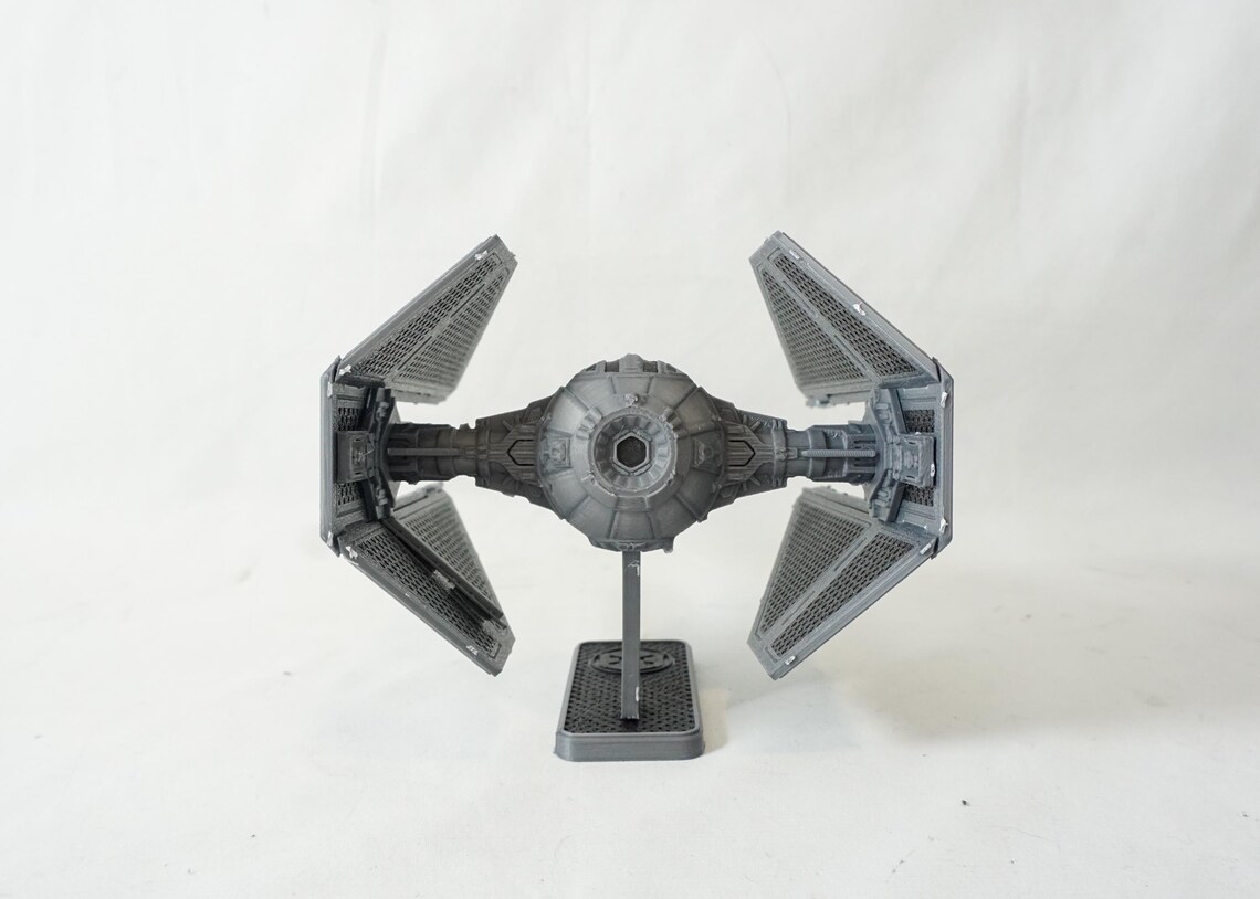 TIE Interceptor‑delar på sprueplattor.