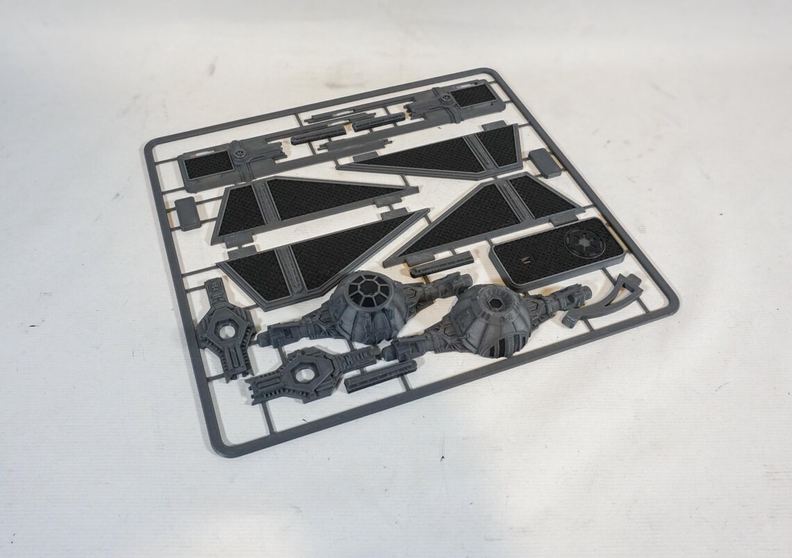 Närbild på TIE Interceptor‑vinge framifrån.