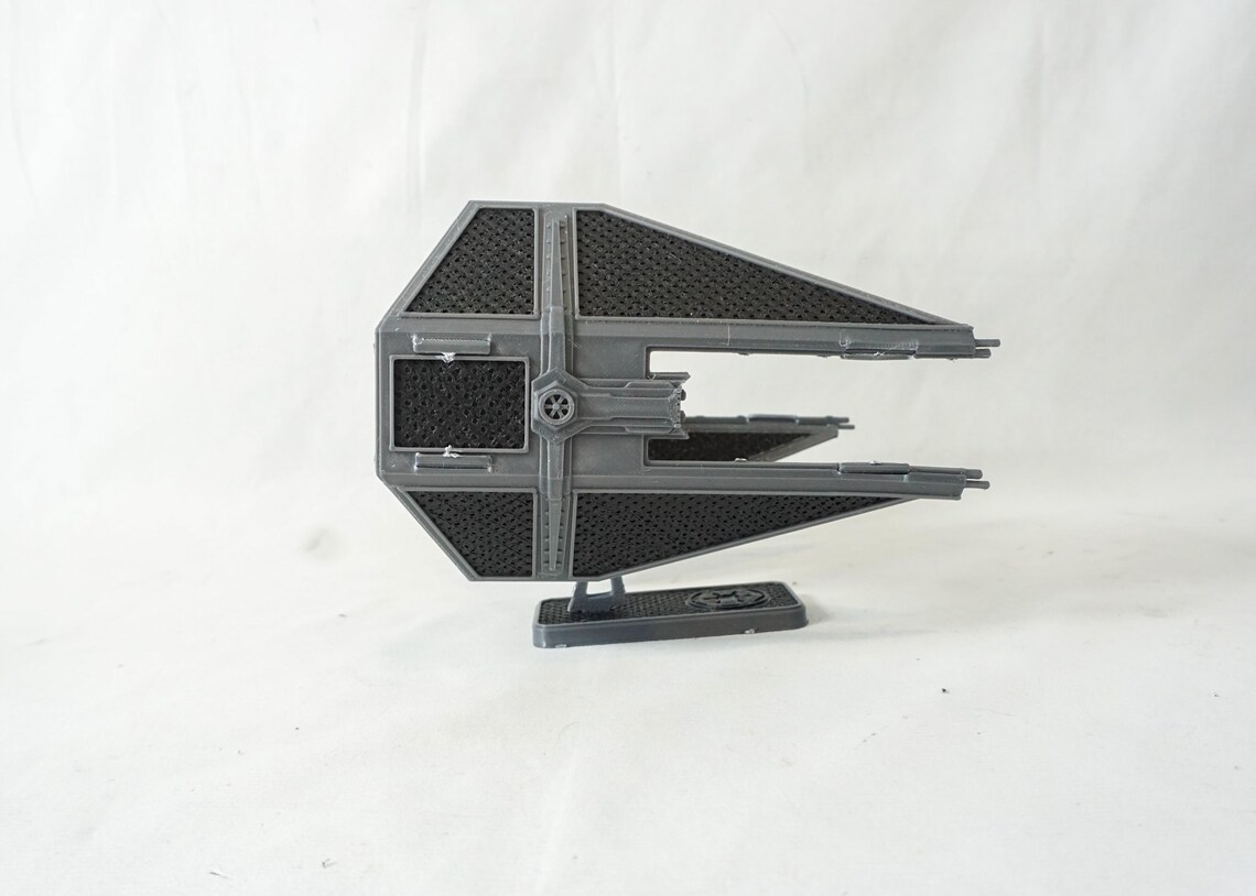 TIE Interceptor från sidan med synliga vingdetaljer.